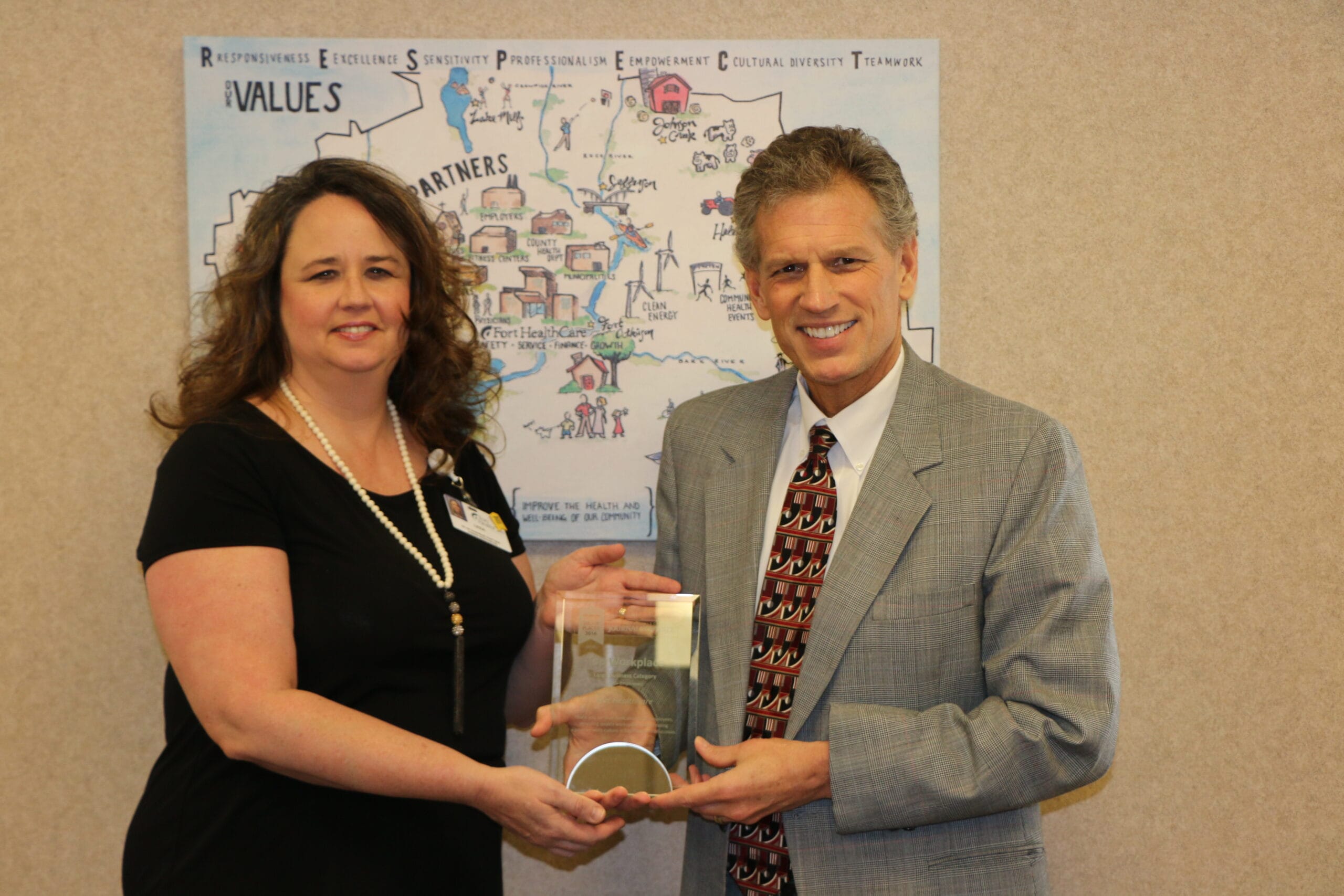 Lesa Radloff, Senior Human Resource Business Partner  presents Mike Wallace, CEO of Fort HealthCare with the 2016 award